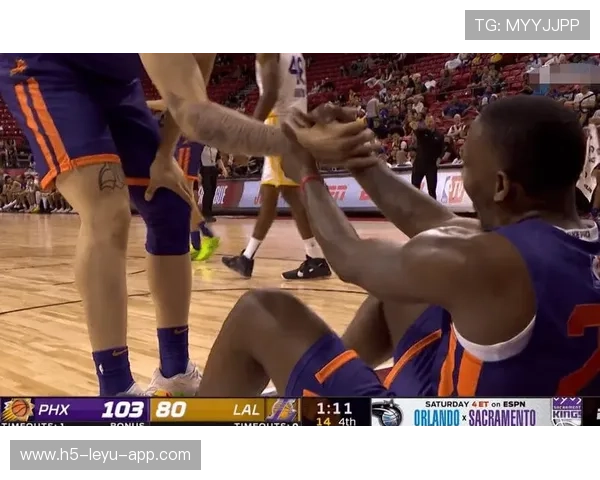 勇士外线命中引发观众激情欢呼 勇士外线命中引发观众激情欢呼